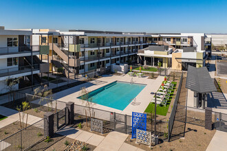 Streamliner Aldea in Glendale, AZ - Foto de edificio - Building Photo