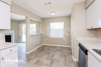 323 Hickory Hollow Dr in Jacksonville, FL - Foto de edificio - Building Photo