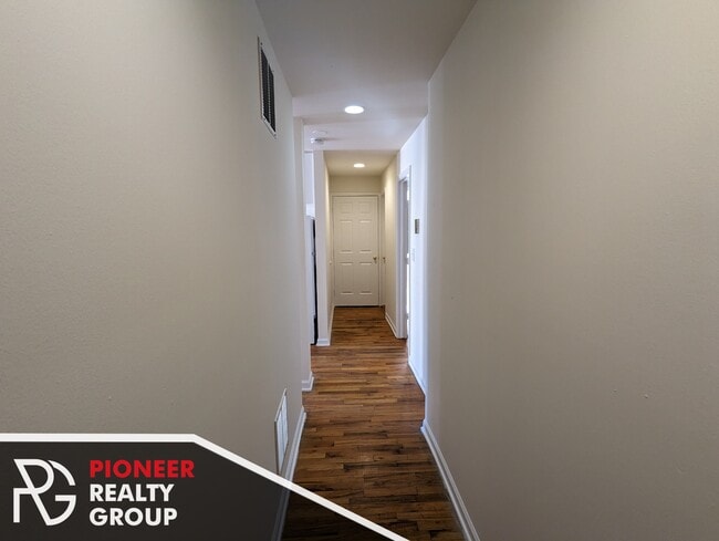 914 W Dakin St, Unit 401 in Chicago, IL - Building Photo - Building Photo