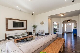 124 Oakland Crest Dr in Rochester, MI - Building Photo - Building Photo