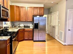 3318 Sherman Ave NW, Unit 101 in Washington, DC - Foto de edificio - Building Photo