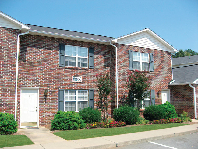 Laurel Forest in Hickory, NC - Building Photo - Building Photo