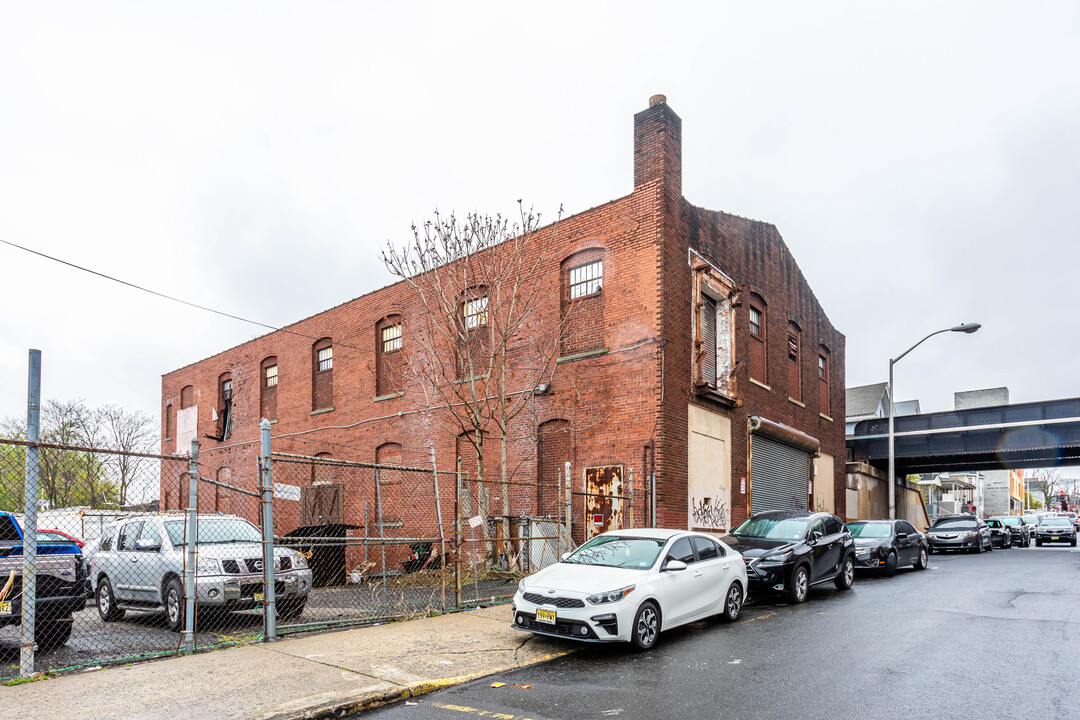 105 Fair St in Paterson, NJ - Building Photo