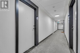 2 David Eyer Rd in Richmond Hill, ON - Building Photo - Building Photo