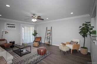 2 Victorian Ct in Holtsville, NY - Building Photo - Building Photo