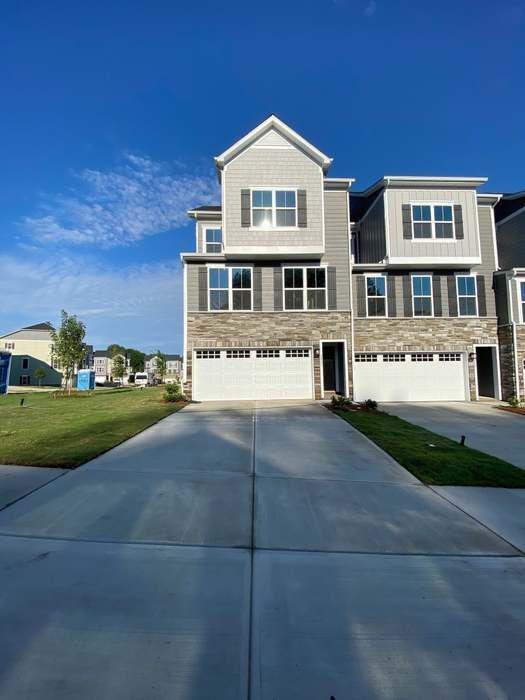 2005 Dornoch Rd in Tega Cay, SC - Foto de edificio