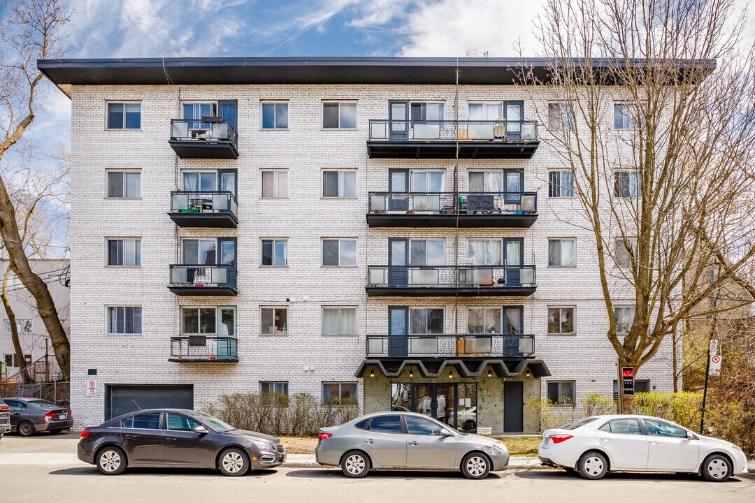 Place Decelles Apartments in Montréal, QC - Building Photo