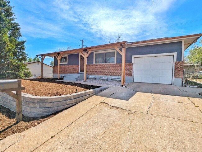 2404 Monterey Rd in Colorado Springs, CO - Building Photo - Building Photo