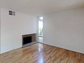 639 Woodside Sierra in Sacramento, CA - Building Photo - Building Photo