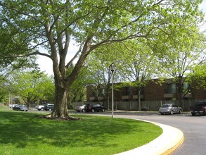 Mackenzie Village Apartments in Columbus, OH - Foto de edificio - Building Photo