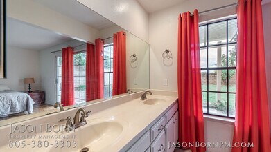 620 Charles St in Moorpark, CA - Building Photo - Building Photo