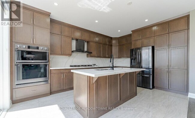 127 Yates Dr in Milton, ON - Building Photo - Building Photo