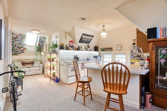 1927 E Locust St in Milwaukee, WI - Building Photo - Building Photo