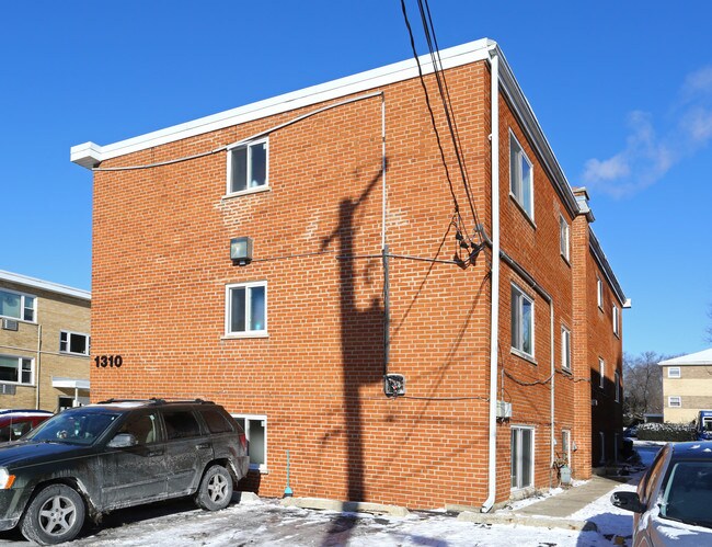 1310 E Roosevelt Rd in Wheaton, IL - Building Photo - Building Photo