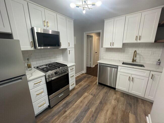 21 Standish Rd in Stamford, CT - Building Photo - Building Photo