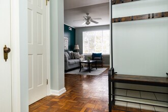 1700 N Elm St, Unit I3 in Greensboro, NC - Foto de edificio - Building Photo