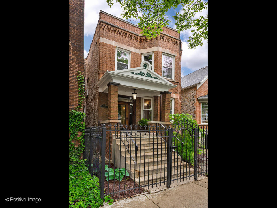 2704 N Sacramento Ave in Chicago, IL - Building Photo