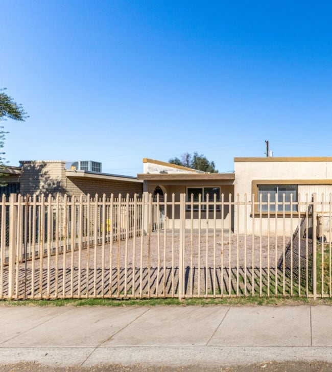 6742 W Palmaire Ave, Unit 2 in Glendale, AZ - Building Photo - Building Photo