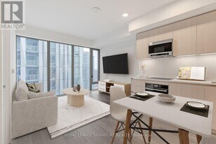 8 Cumberland St in Toronto, ON - Building Photo