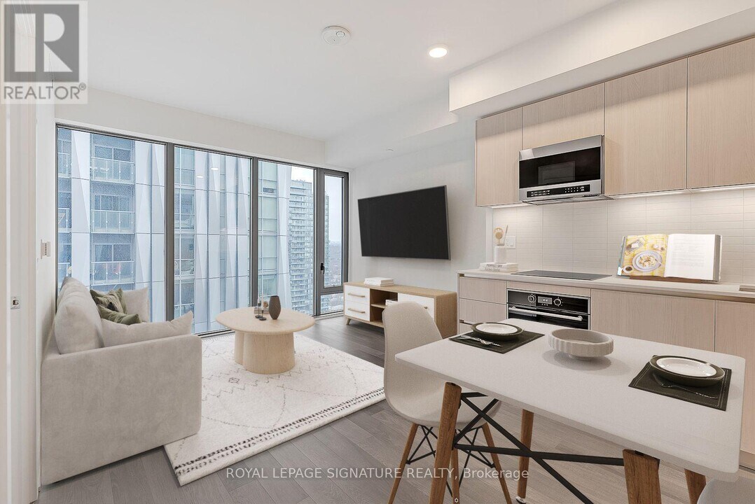 8 Cumberland St in Toronto, ON - Building Photo