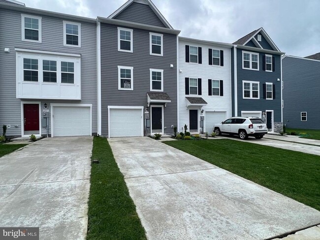property at 211 Clifton Mnr