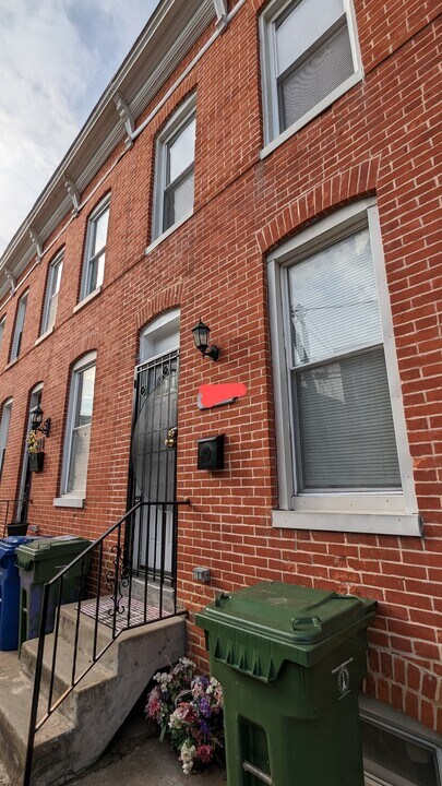 812 Mangold St, Unit North bedroom in Baltimore, MD - Foto de edificio