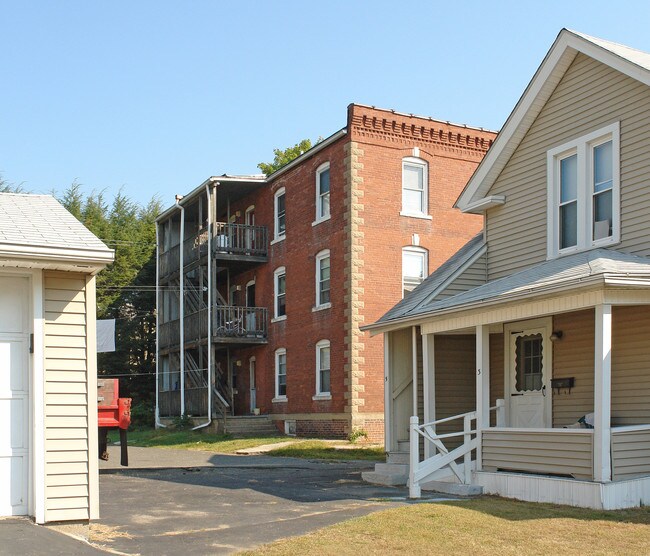 7-11 Conlon St in Bristol, CT - Building Photo - Building Photo