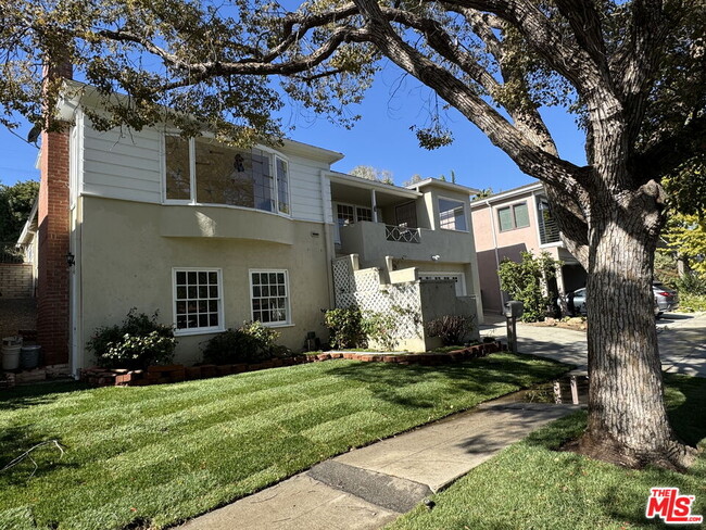 2207 S Canfield Ave in Los Angeles, CA - Building Photo - Building Photo