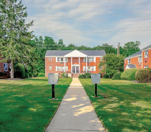 Country Club Apartments in Eatontown, NJ - Building Photo