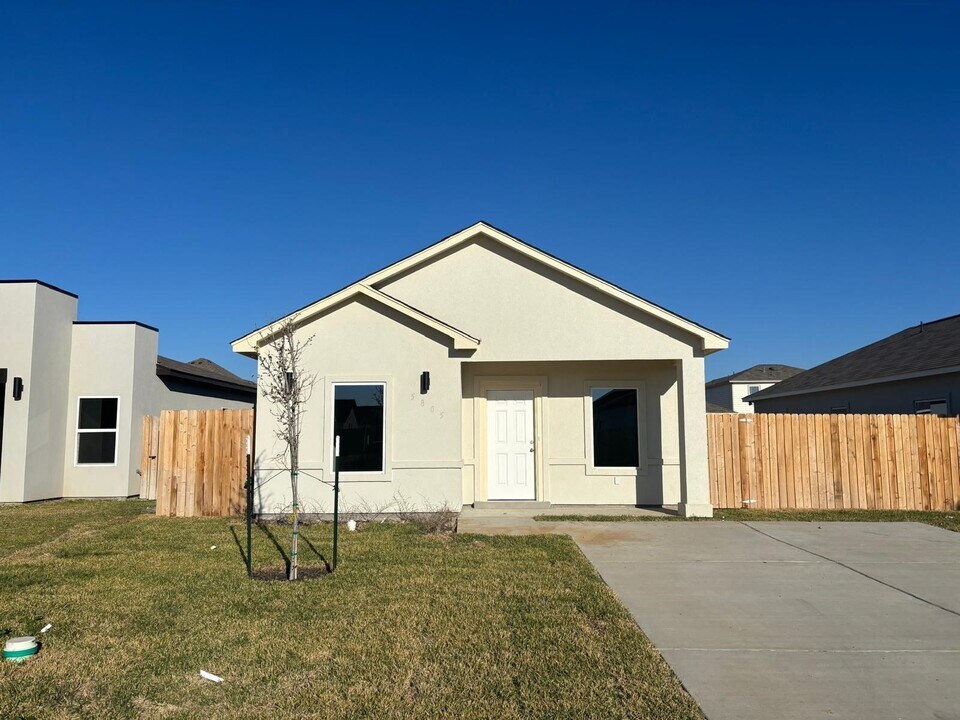 5805 Colegio Ln in Laredo, TX - Building Photo