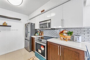 20170 NE 3rd Ct in Miami, FL - Building Photo