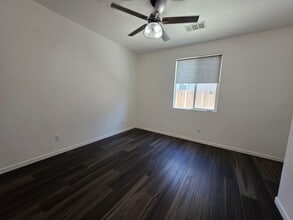 3936 E Cypress Ave in Visalia, CA - Foto de edificio - Building Photo