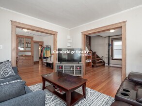54 Upland Rd, Unit 2 in Somerville, MA - Foto de edificio - Building Photo