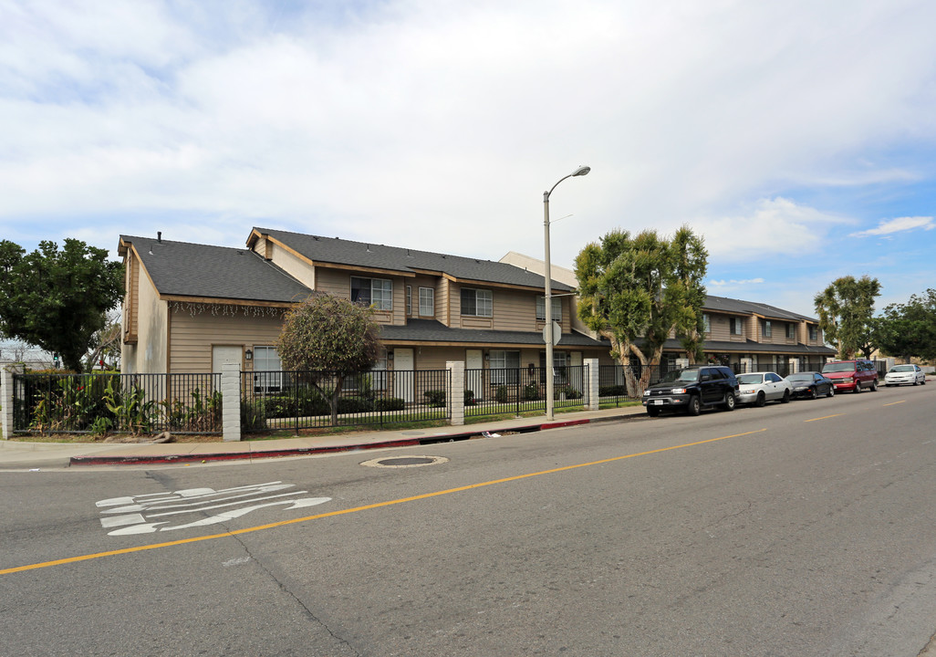 Elk Lane Apartments in Santa Ana, CA - Building Photo