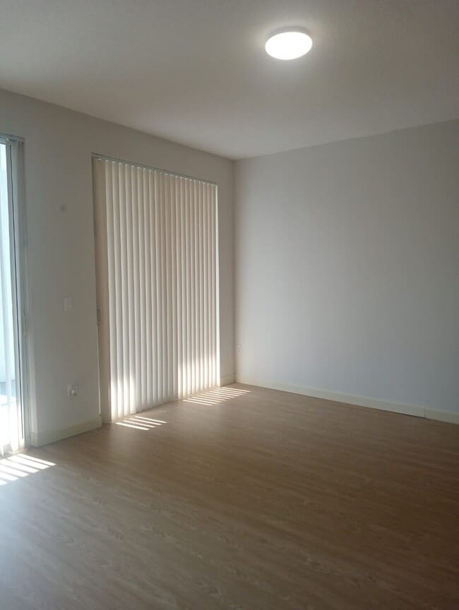 170 SE 14th St, Unit 3007 in Miami, FL - Foto de edificio - Building Photo