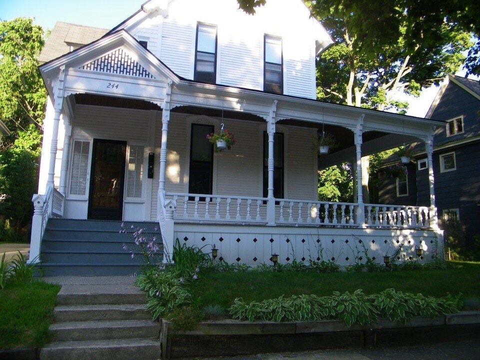 244 James Ave SE, Unit #2 - Second Floor in Grand Rapids, MI - Building Photo