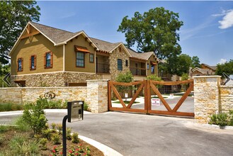 2410 S 2nd St, Unit 416 in Waco, TX - Building Photo - Building Photo