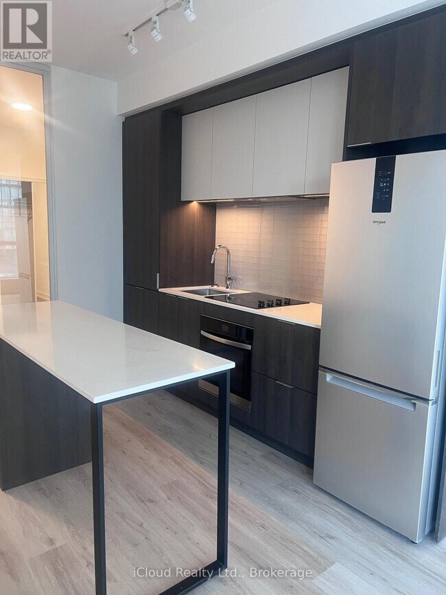 395 Square One Dr in Mississauga, ON - Building Photo - Building Photo