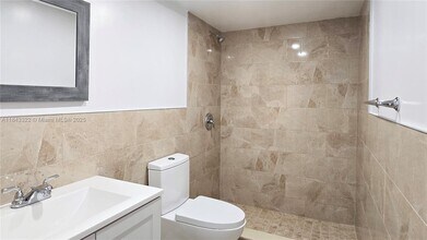 6175 NW 186th St in Hialeah, FL - Building Photo - Building Photo