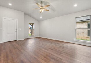 7213 8th St in Lubbock, TX - Foto de edificio - Building Photo