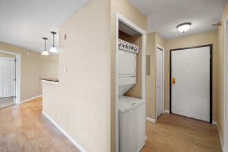 Sterling Ponds Apartments in Eden Prairie, MN - Building Photo - Building Photo