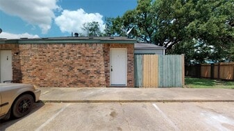 725 Peppertree Dr, Unit 1 in Bryan, TX - Building Photo