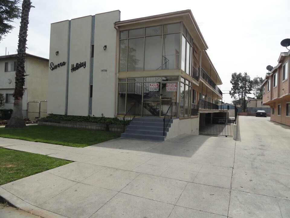 14106 Delano St in Los Angeles, CA - Building Photo