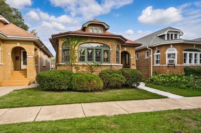 property at 6739 N Rockwell St