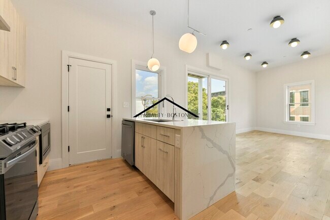 130 Bremen St, Unit 1 in Boston, MA - Building Photo - Building Photo