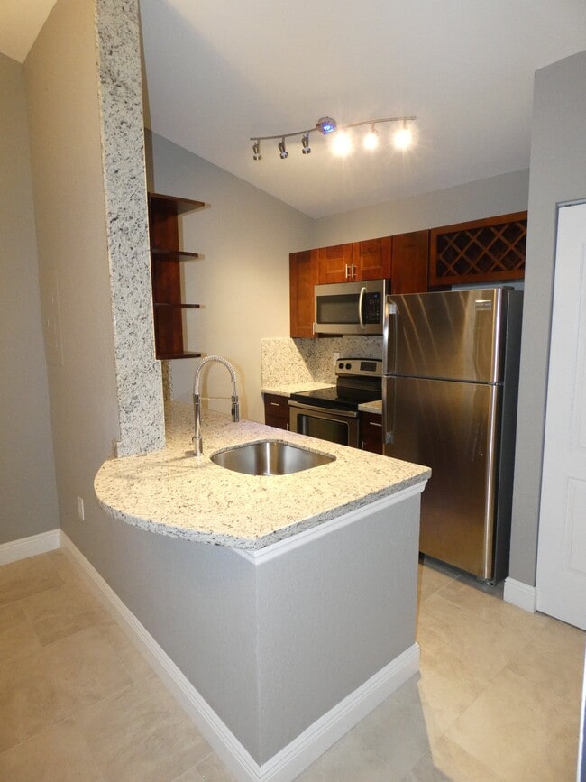 2851 N Oakland Forest Dr, Unit 309 in Oakland Park, FL - Building Photo - Building Photo