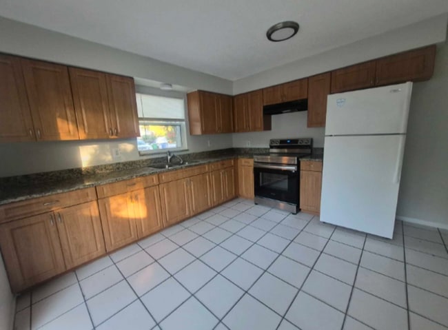 15117 Avalon Ave in Clearwater, FL - Foto de edificio - Building Photo