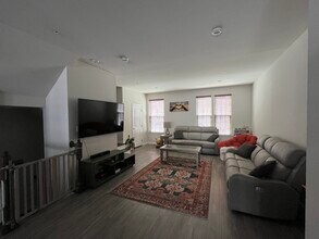 221 Bamboo Dr in Lansdale, PA - Foto de edificio - Building Photo