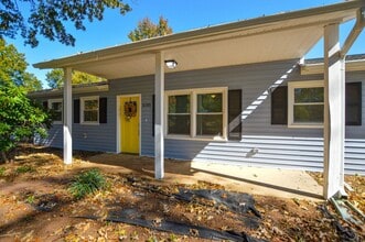 5385 Macy Grove Rd in Kernersville, NC - Foto de edificio - Building Photo