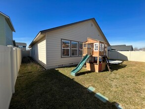 698 N Scotney Ave in Meridian, ID - Building Photo - Building Photo